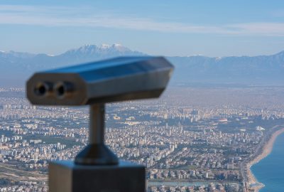 Landschaftsteleskop mit Aussicht auf eine Küstenstadt